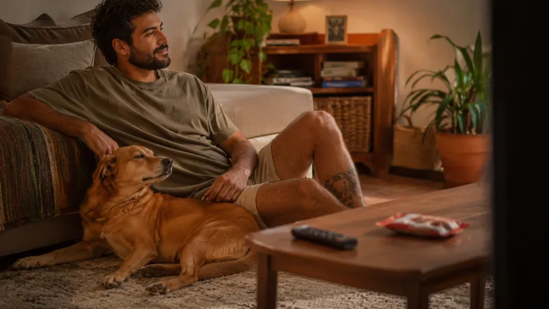 Pai de pet sem filtro: os hábitos que todo homem cria quando se apega a um cachorro